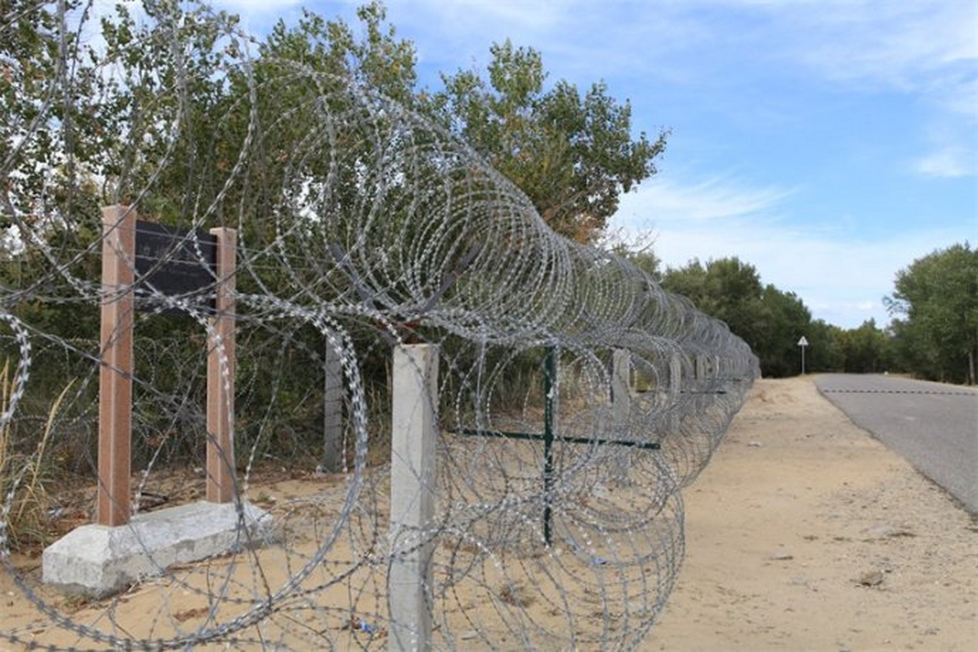 中越边境铁丝网 据说防偷渡,防疫.