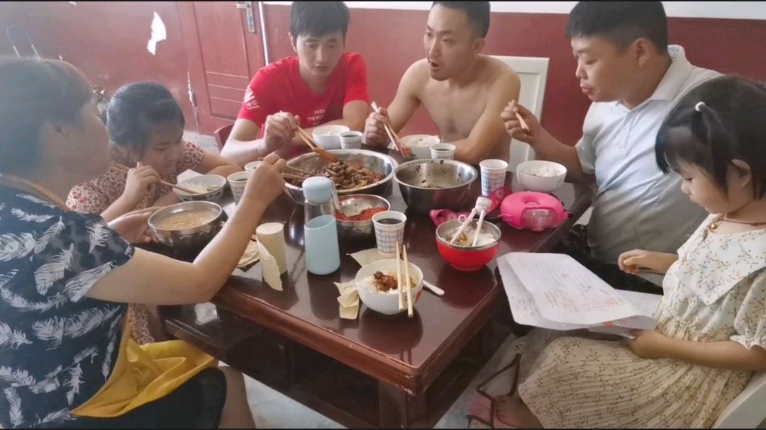 露爸做的柴火灶兔肉干锅,麻辣又下饭,一大盆干完了!