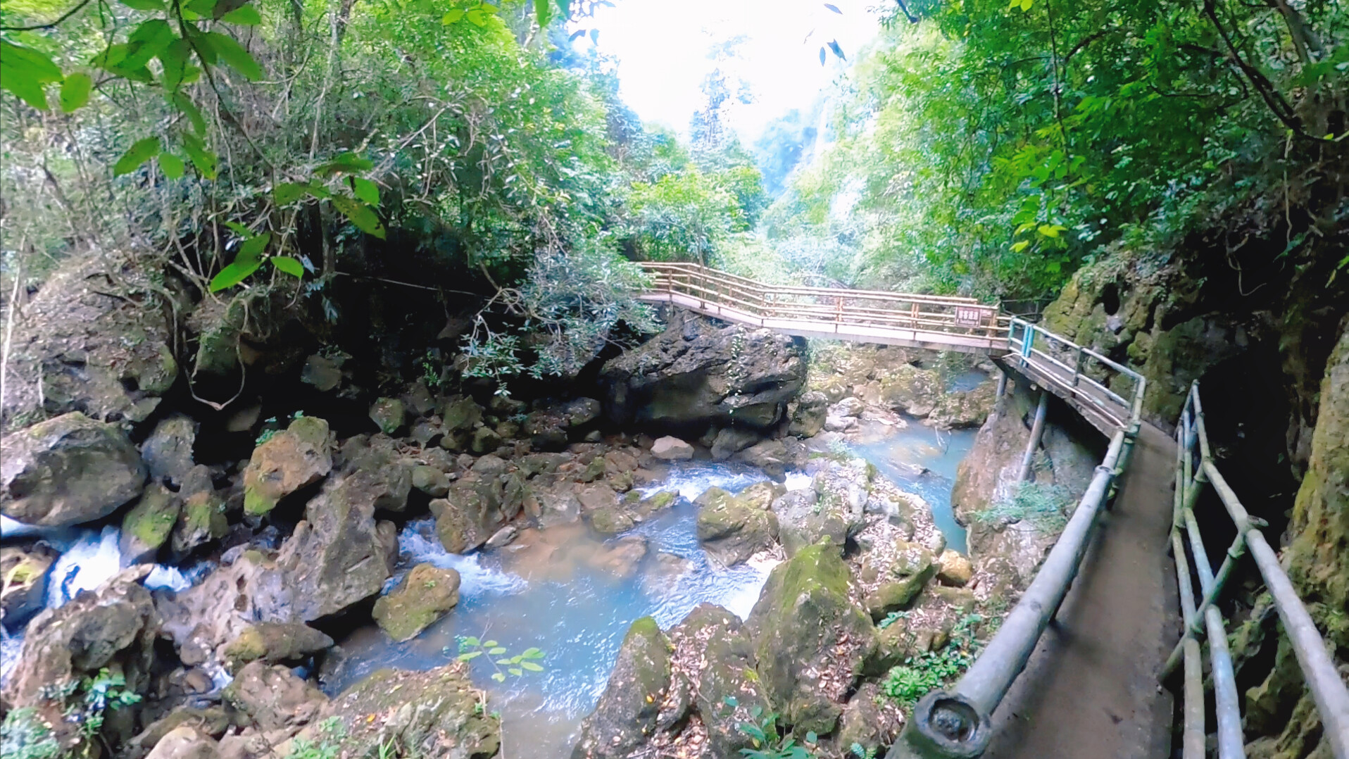 靖西市古龙山大峡谷景区,是一个集瀑布,溶洞,暗河的神奇大峡谷