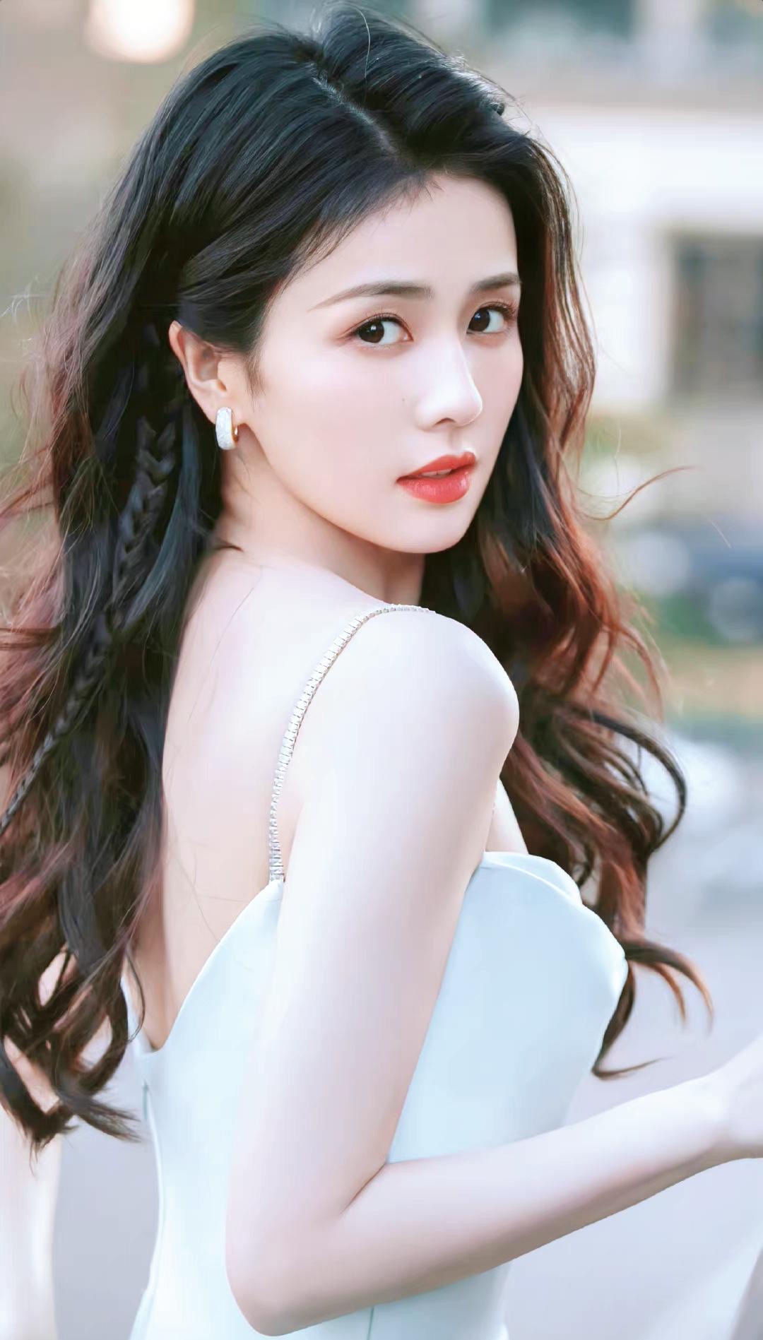 白鹿的侧脸杀真绝纯欲又甜美谁看了不心动