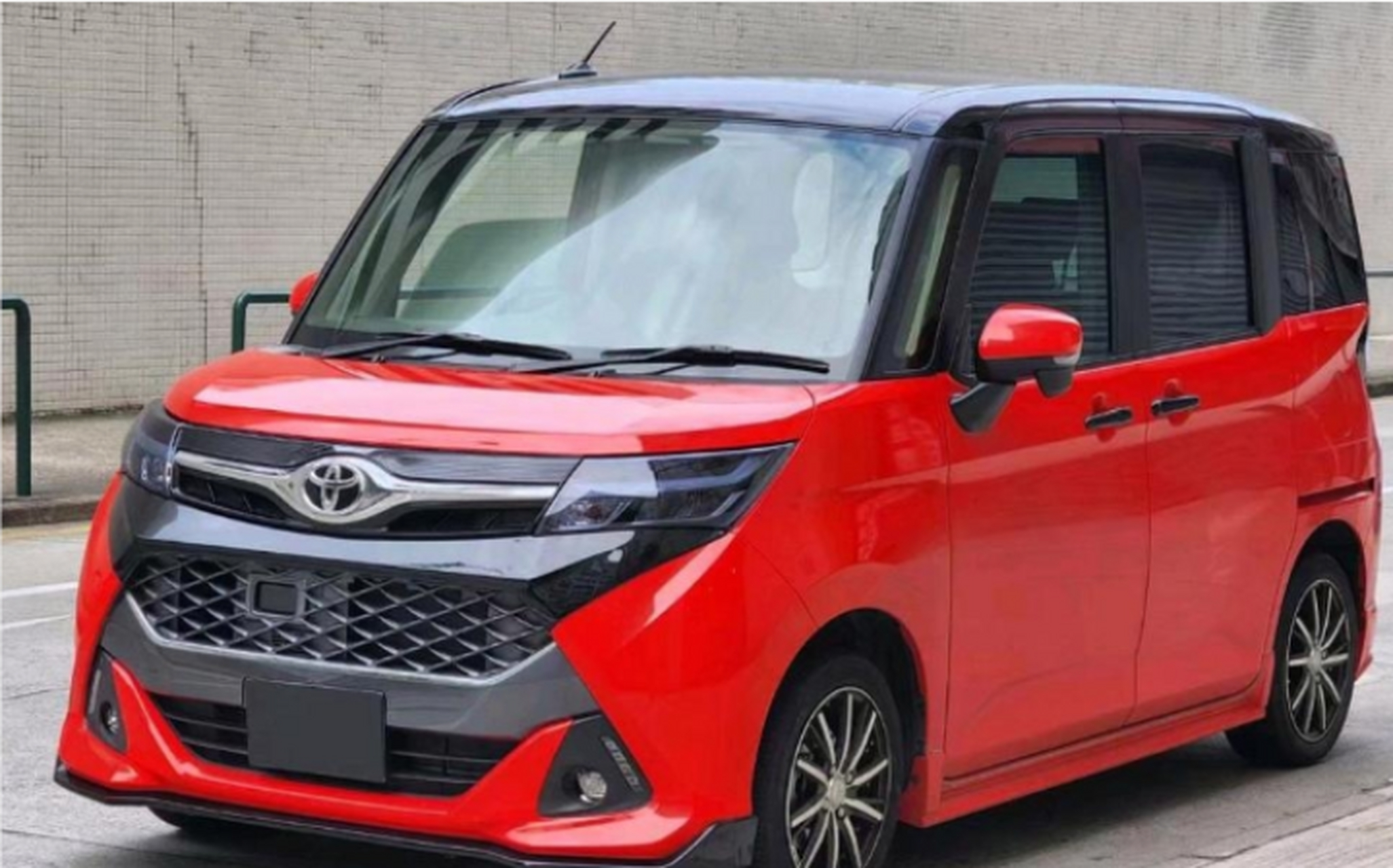 丰田出品的"北斗星"超级可爱 丰田tank是一款小型suv,它采用了现代化