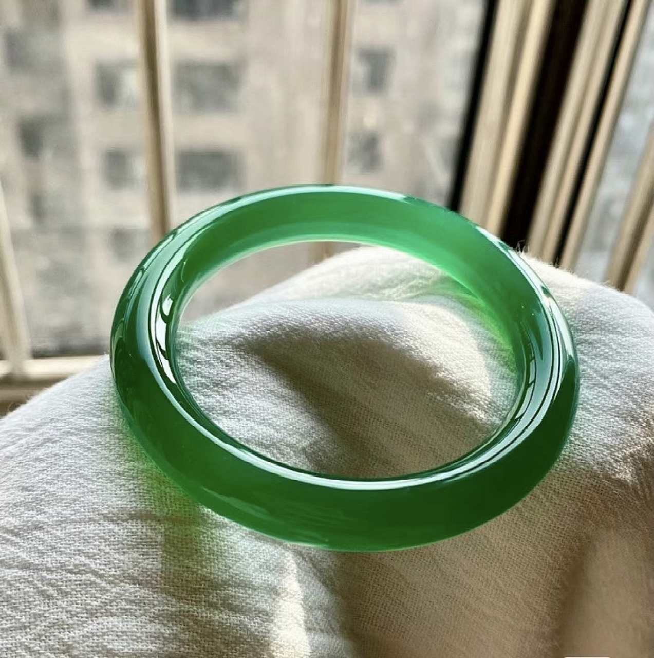 贵气十足～上手非常迷人眼球 帝王绿圆条玉手镯,气质必备款!