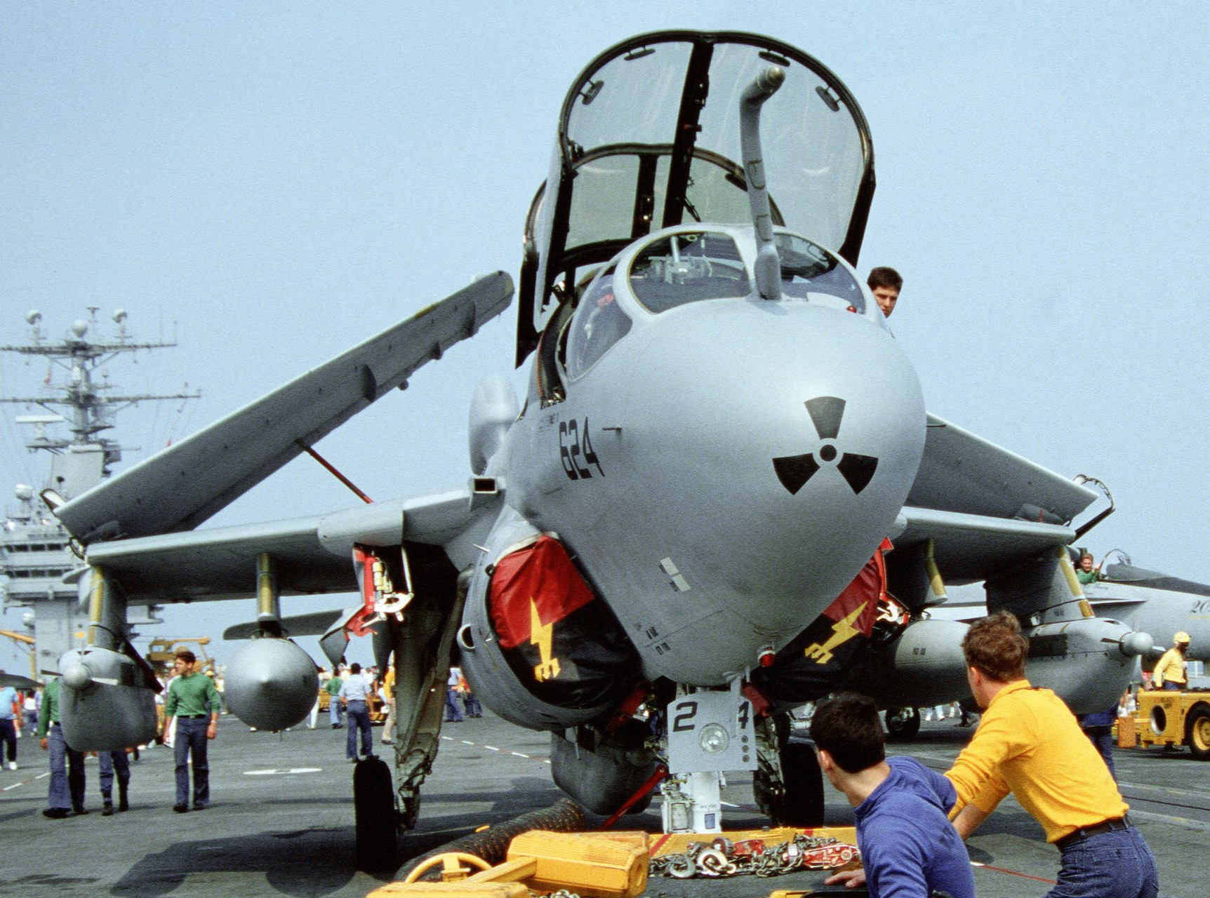 ea-6b徘徊者舰载大型四人座电子干扰机.