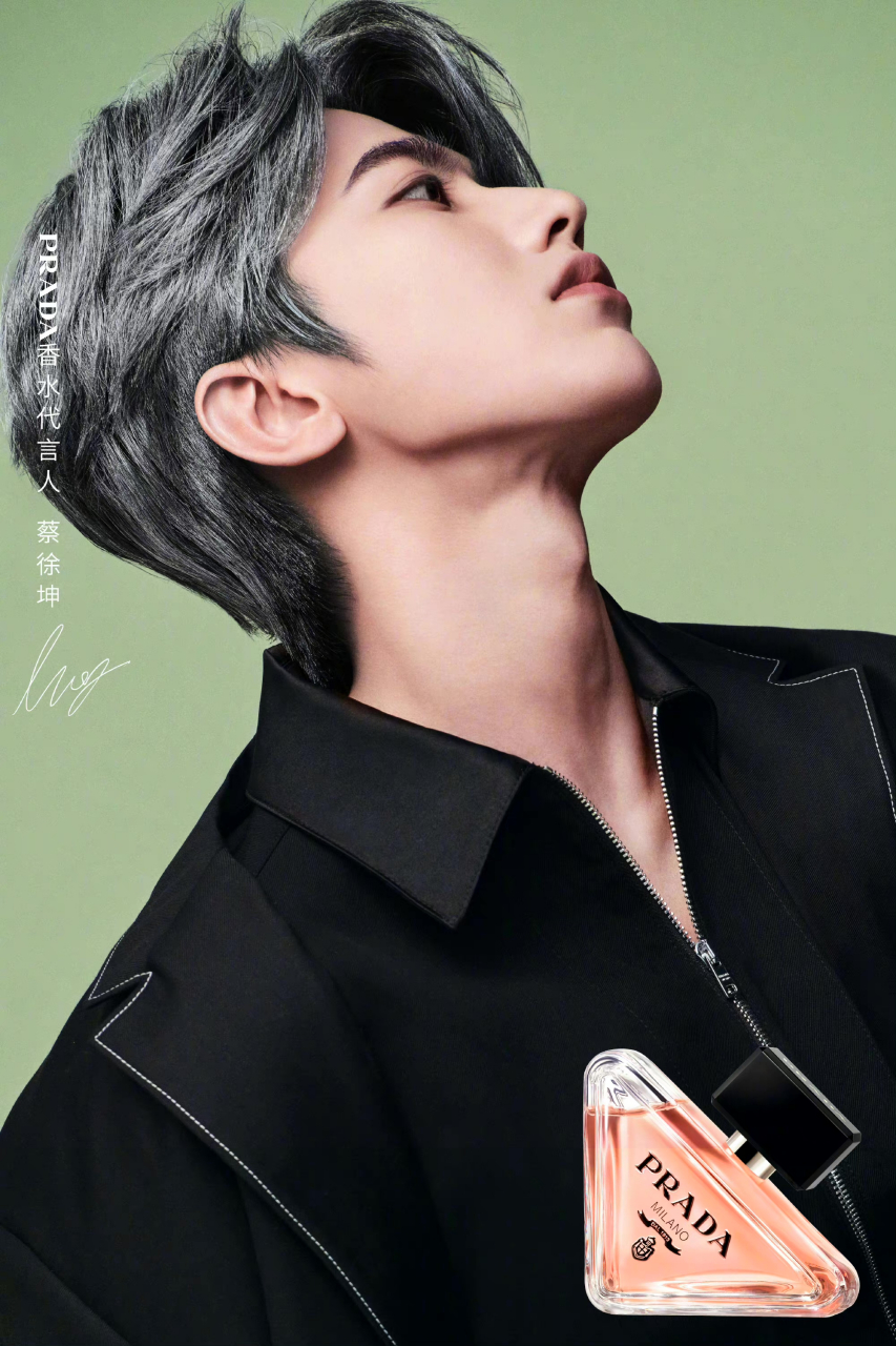 蔡徐坤高清大片送达,蓝灰的新发色,俊秀轮廓特写,他冷冽的气质.