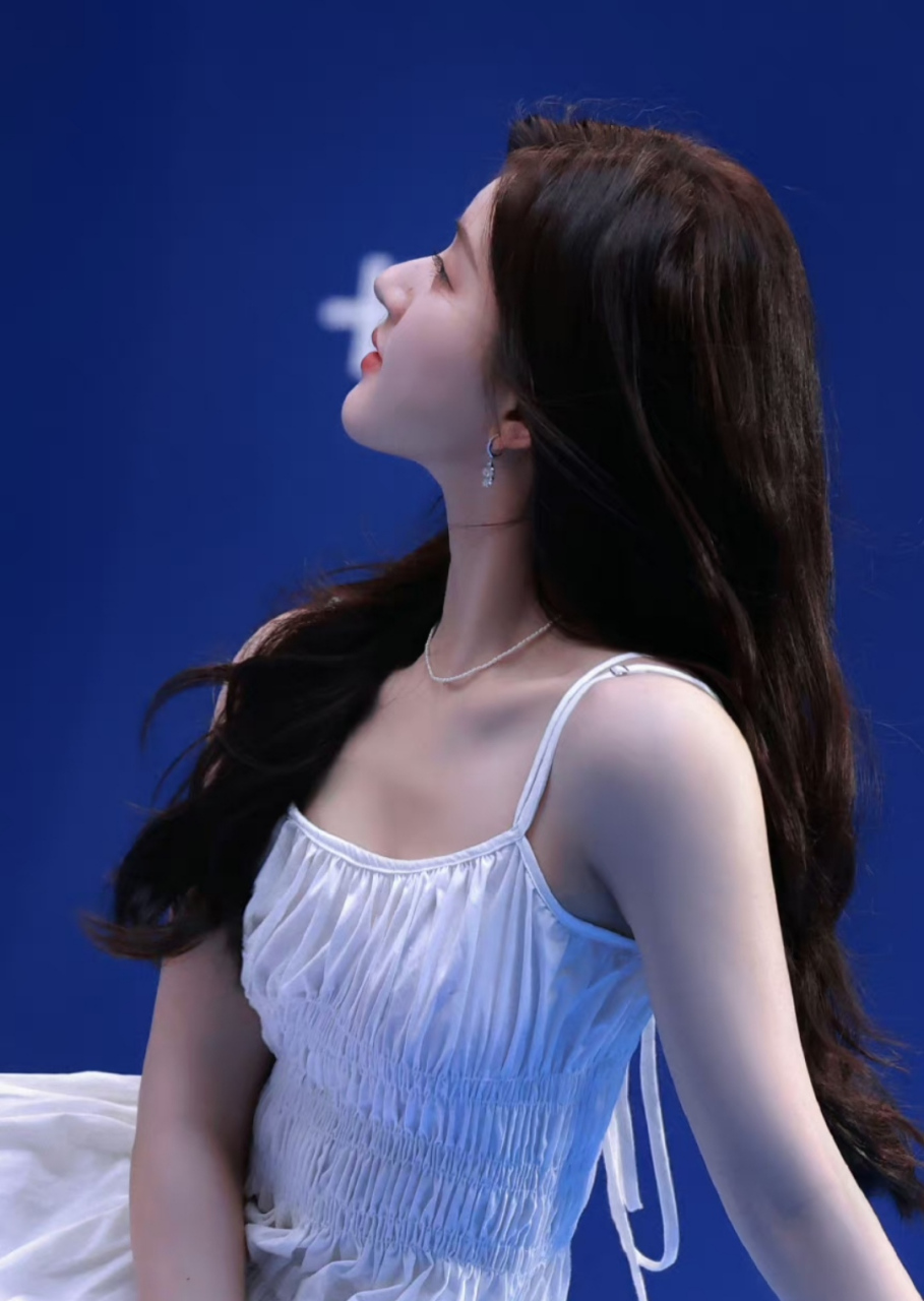 赵露思在片场白到发光了,她坐在蓝色幕布前面摆pose青春感满满,那种