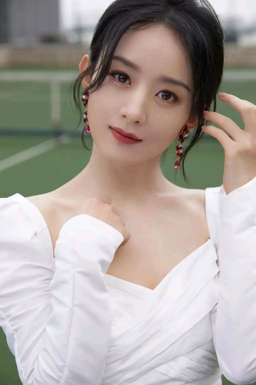 张娜拉说赵丽颖模仿她,张娜拉曾在微博晒出美照,公开指责赵丽颖完全