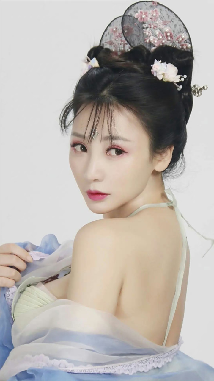 性感火辣的#柳岩# 穿上古装像不像杨贵妃?