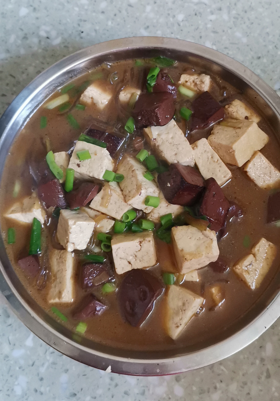 晚餐做一份补钙补血,抗衰老的美味豆腐猪血汤,每周安排一次,营养美味