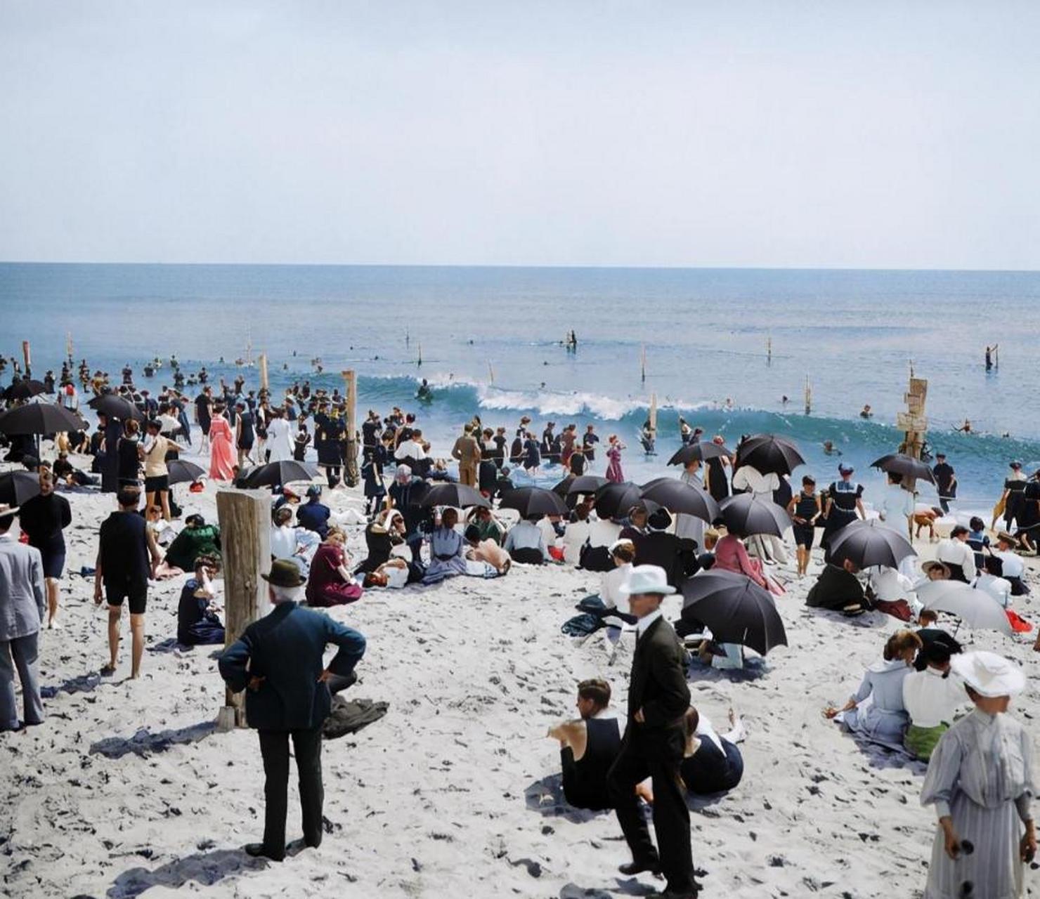 1907年,印度恒河畔,几位印度"匠人"正制作牛皮筏子,成本应该比羊皮