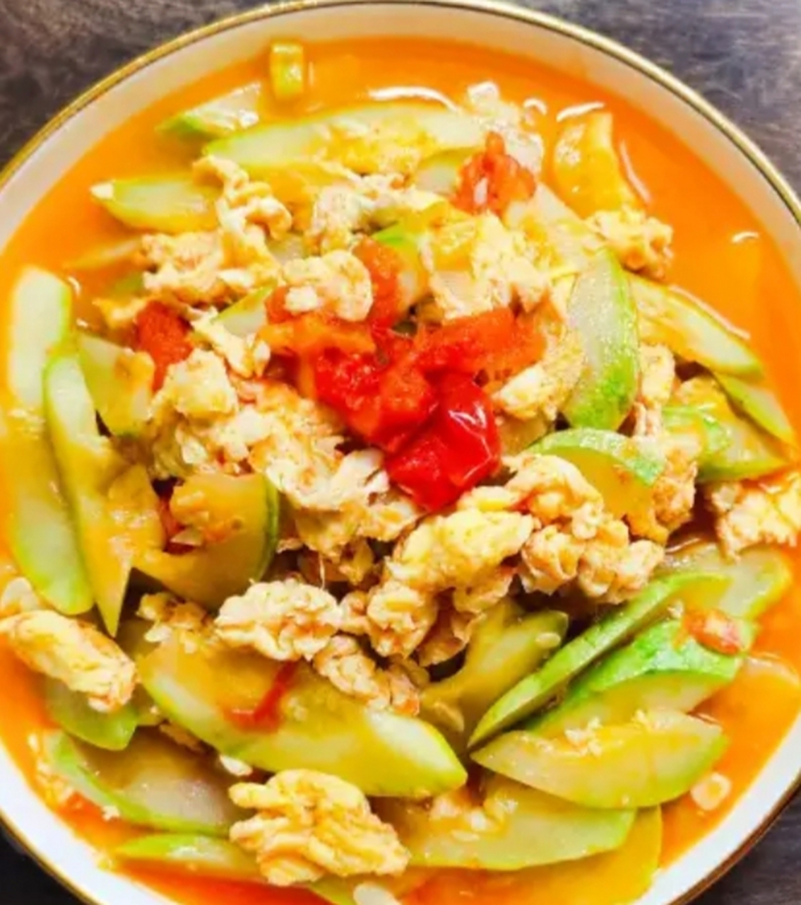 我的美食分享#  番茄西葫芦炒鸡蛋  做法:  1:西葫芦去掉头尾,冲洗