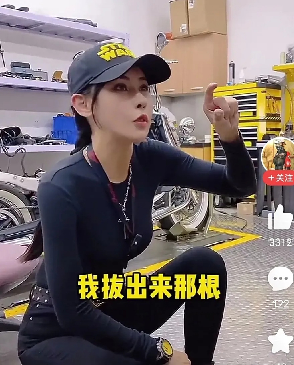 "盟主安全官"两辆摩托100w,妥妥的女神.