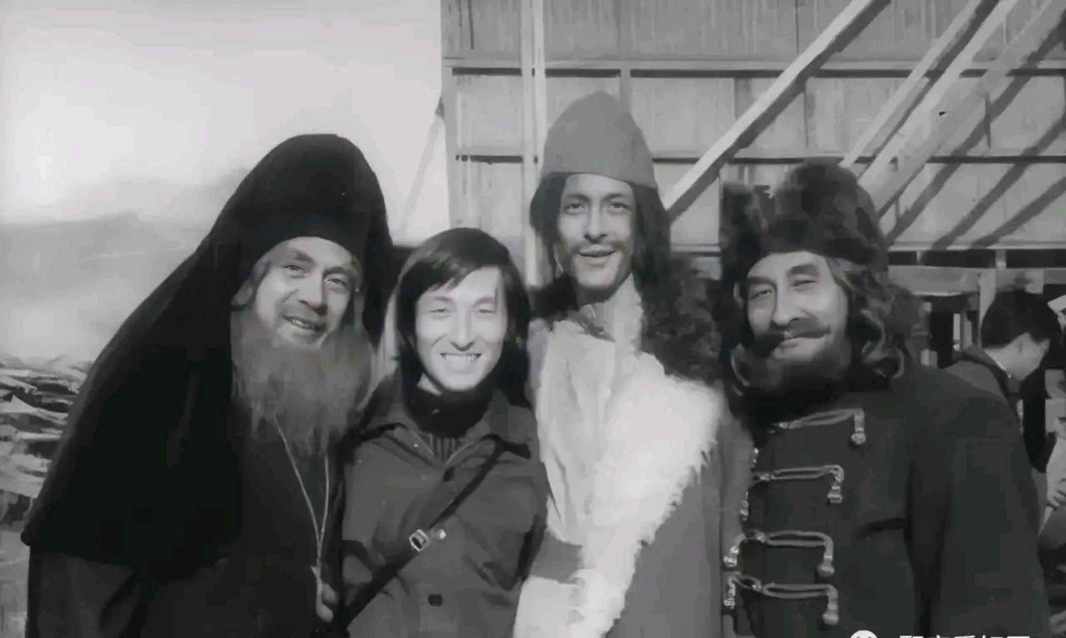 1978年夏天的一个晚上,邱岳峰让他的儿子邱必昌在吃完饭之后洗了脸,换