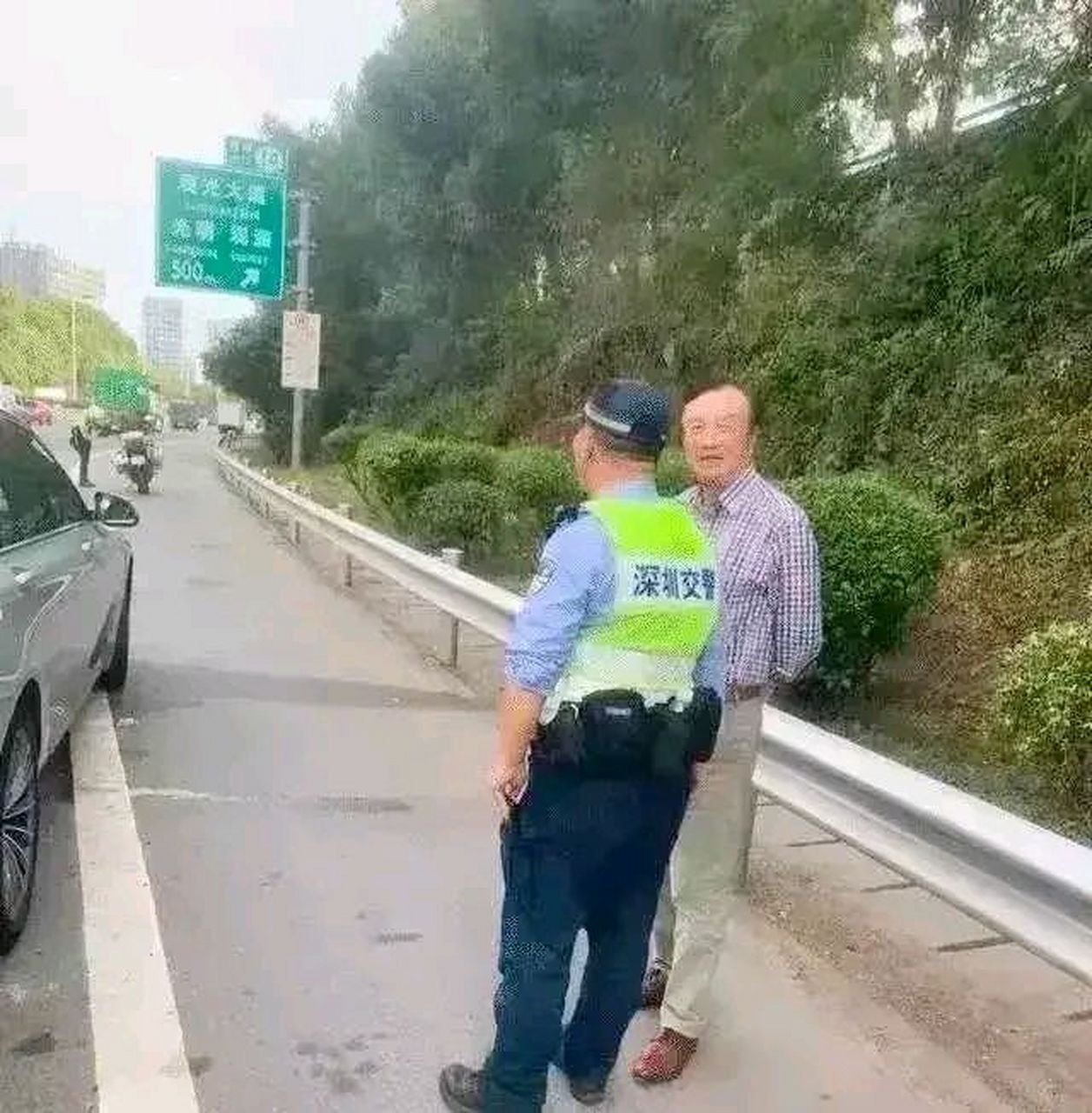 雷克萨斯570是任正非,宝马730i也是任正非,任正非开着标致308s还是