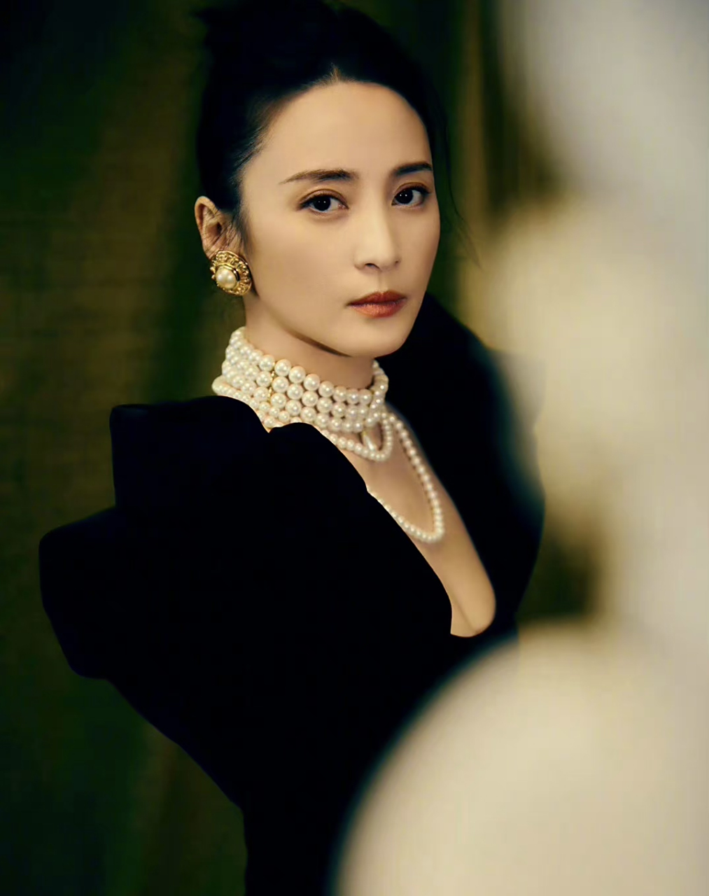 年近五旬的蒋勤勤,身材颜值都非常在线,时光雕刻成美人太令人惊艳了!