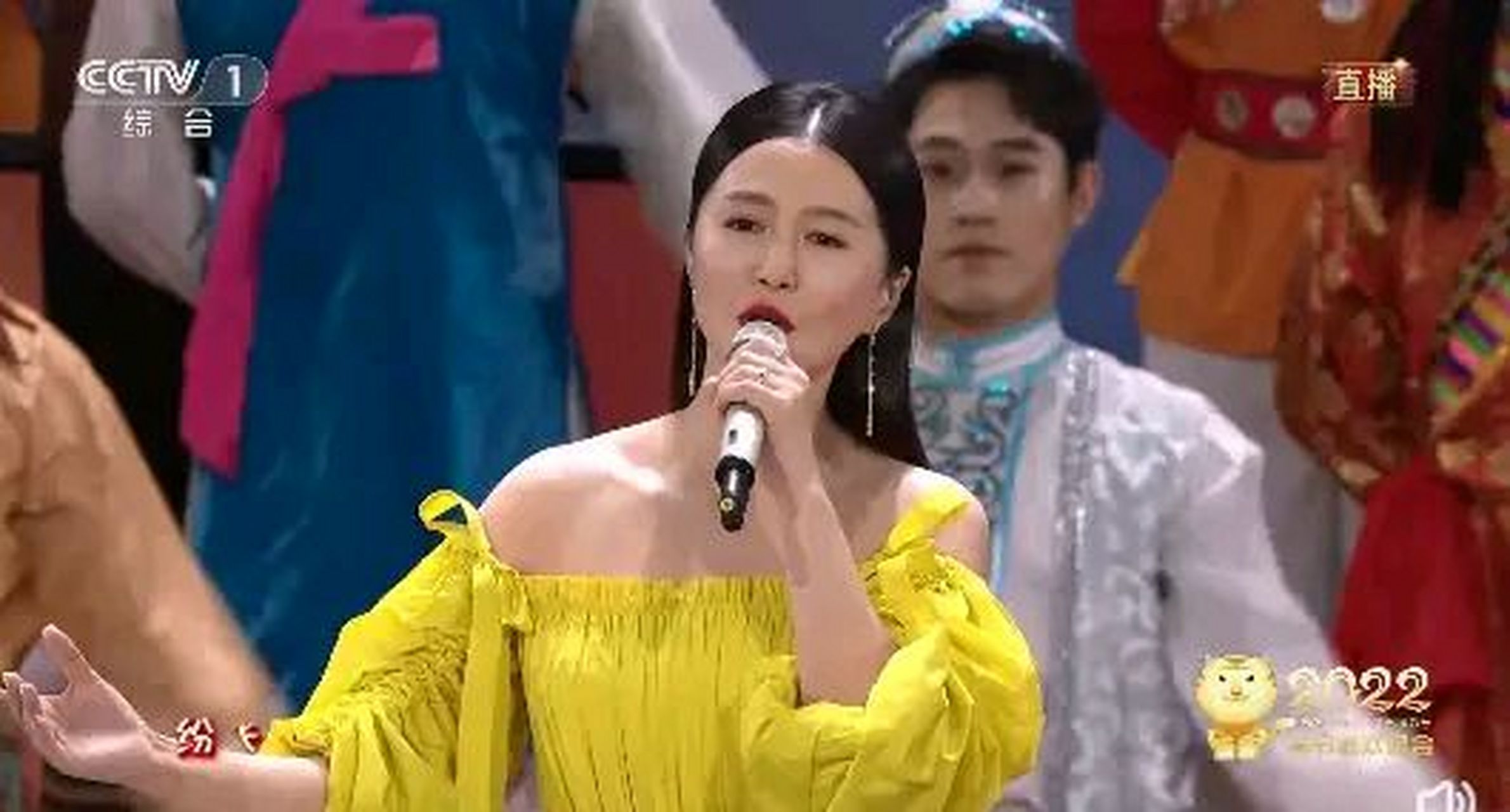 谭维维和孙楠在央视虎年春晚上合唱《春天的钟声,明亮的声线和谐地