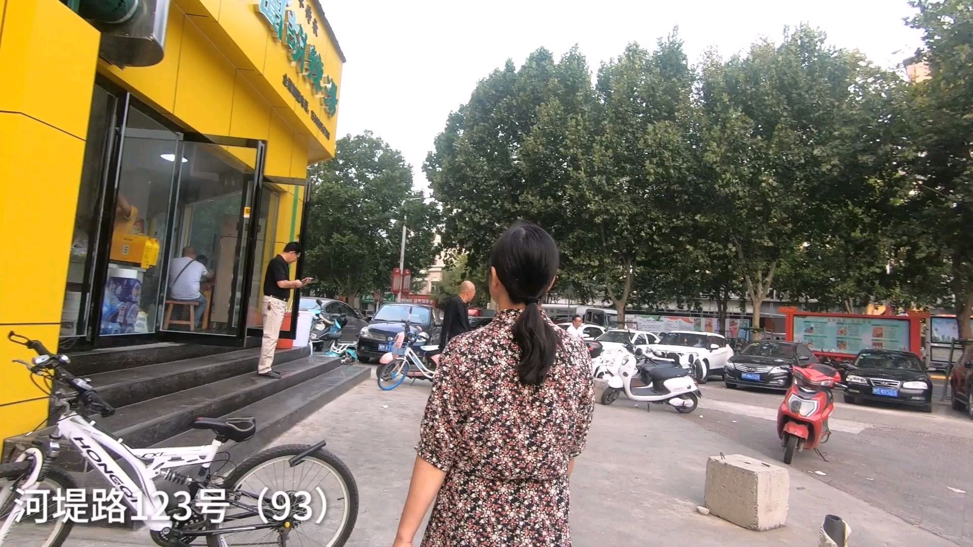 走,喝碗王忠圈胡辣汤,这应该是最好喝的一家,当然是自已认为的