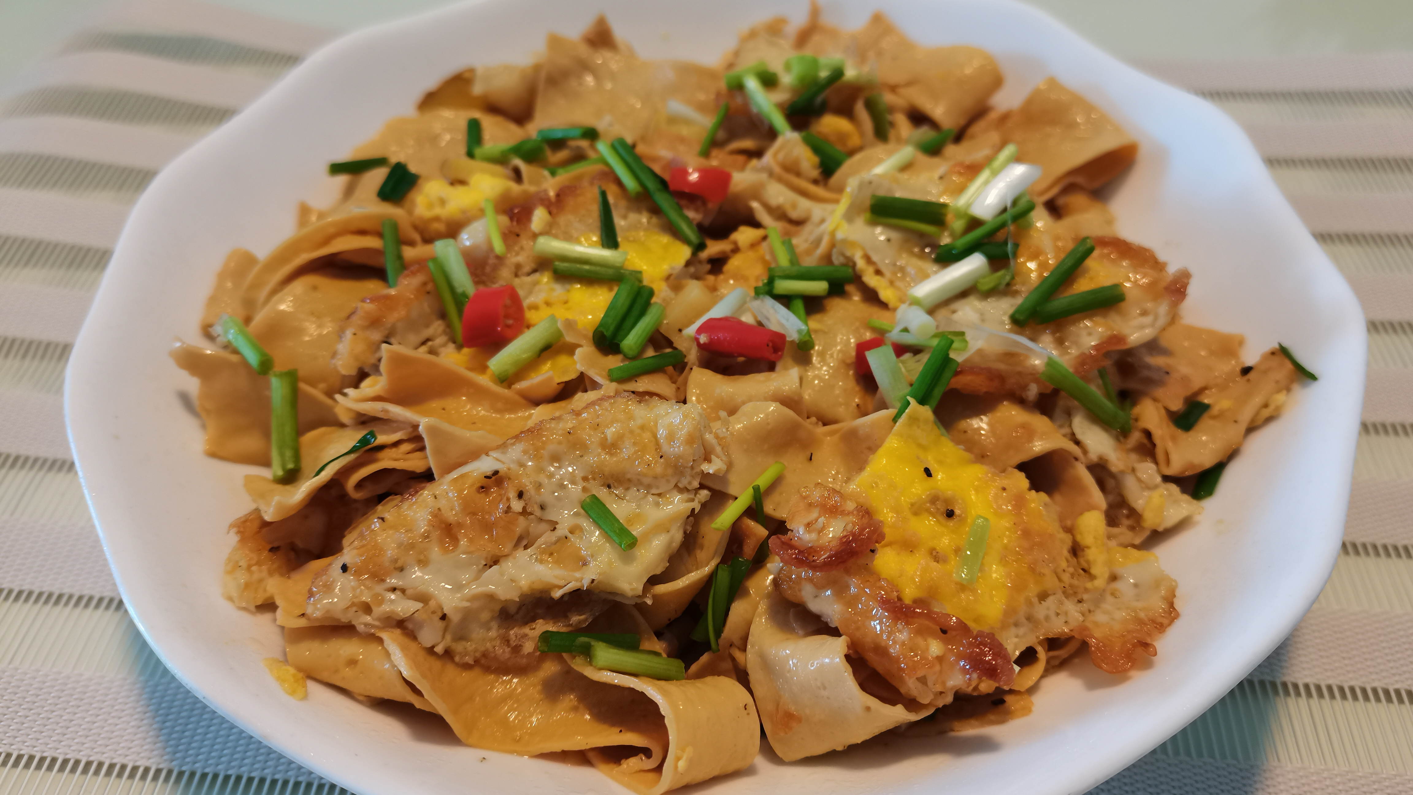豆皮除了下火锅和做香锅还能怎么吃?湘菜馆里常见的豆皮炒荷包蛋