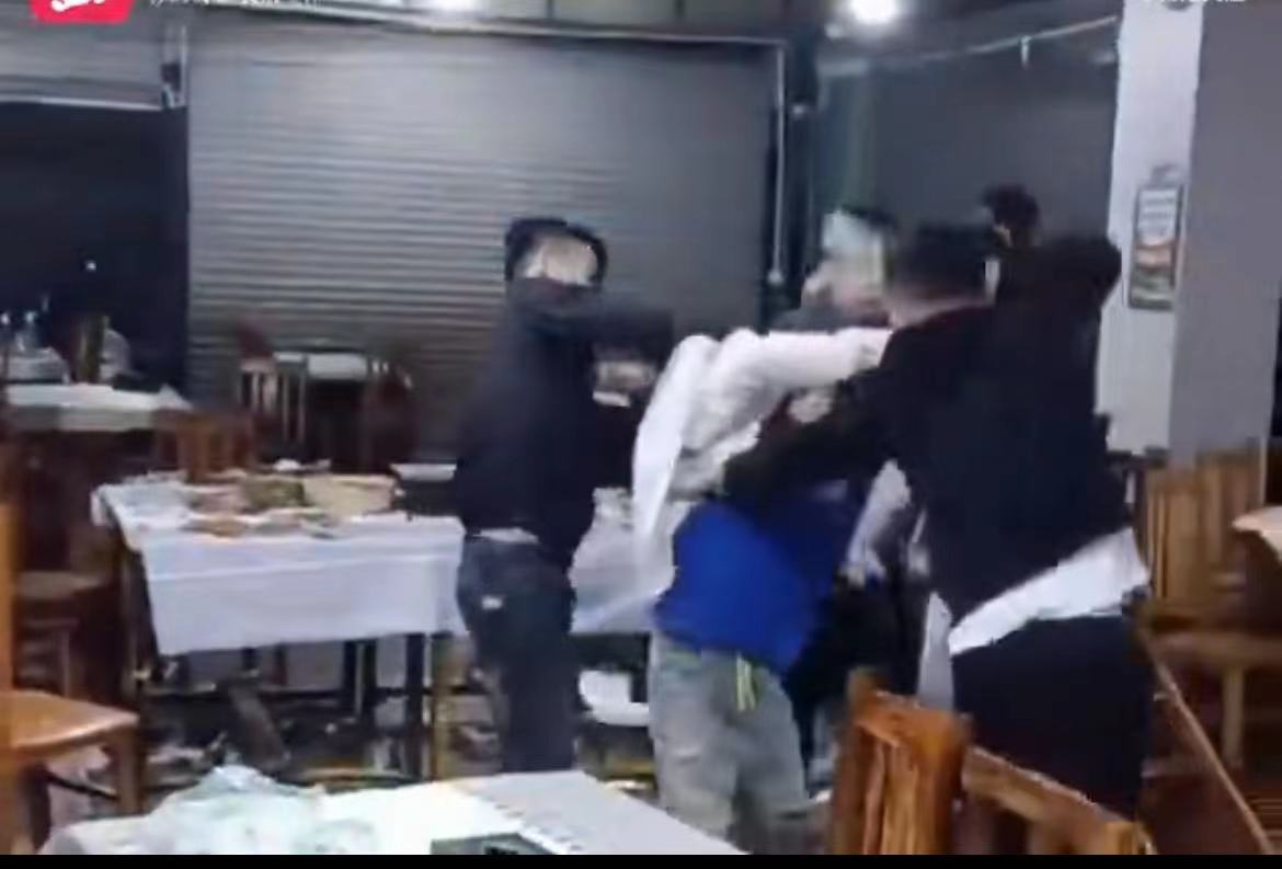 又一起烧烤店打架斗殴事件?8人群殴用酒瓶打头部,警察介入