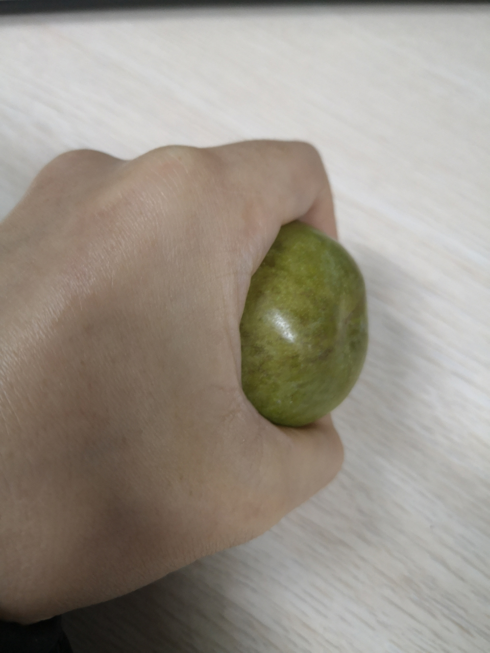 第一次见这么大的李子,手都握不过来