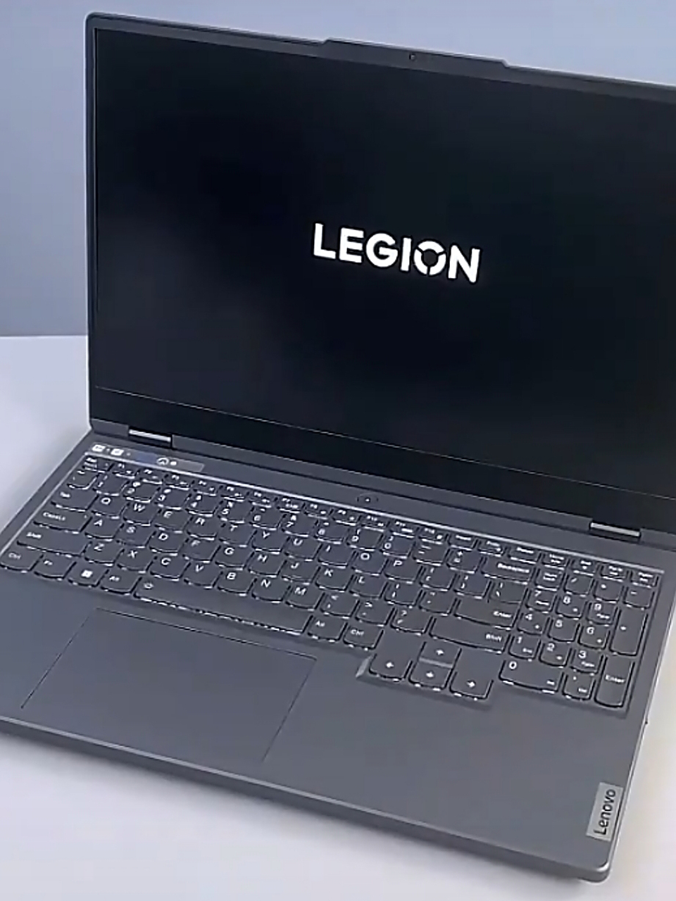 这款笔记本电脑采用了第九代英特尔酷睿i7处理器和nvidia geforce gtx