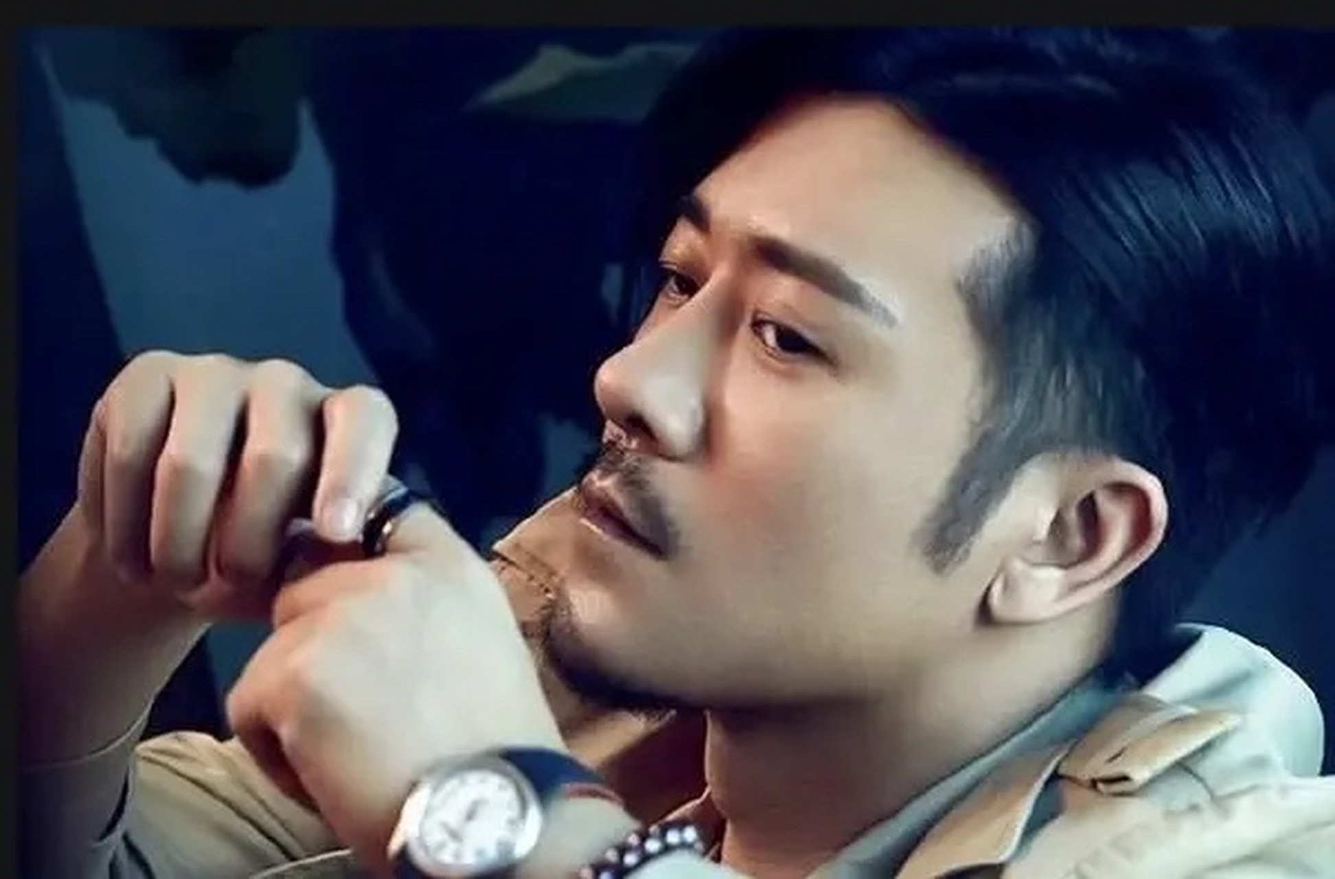 亲妈是制片人,干妈是导演,联手都捧不红的他,却在