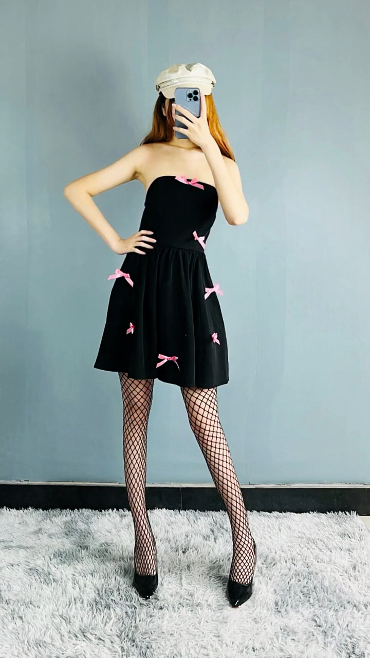 日常穿搭鱼网丝袜搭配黑色高跟鞋