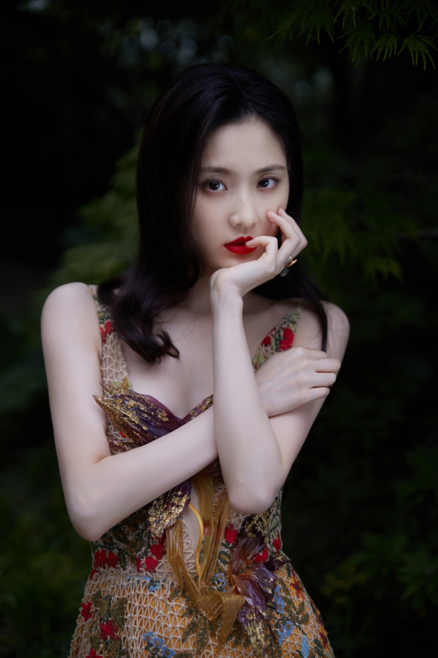 张慧雯气质百花裙性感写真!#性感美女# #明星# #记录美好秋天