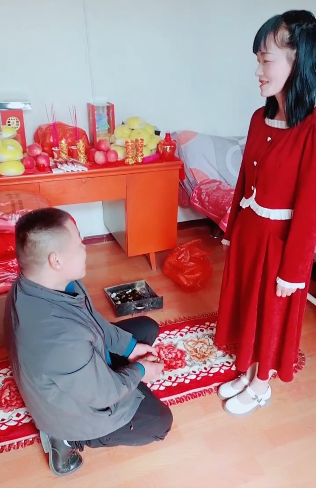 求婚不是单膝跪地吗?男方怎么双膝着地了