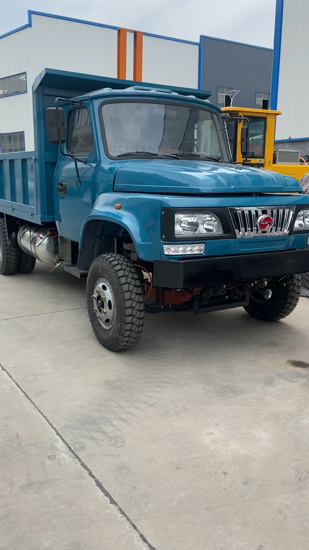 尖头四驱自卸运输车