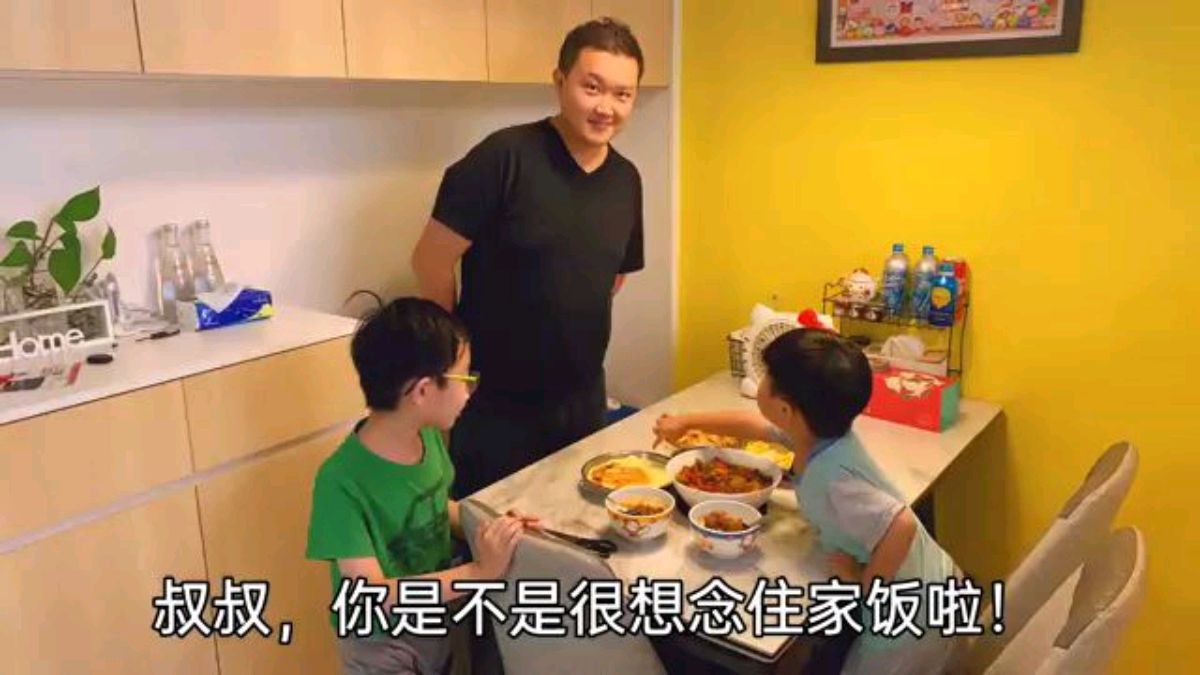 香港小叔子连续几天没饭吃,汕头嫂子今天焖牛腩,煎海鱼补偿一下