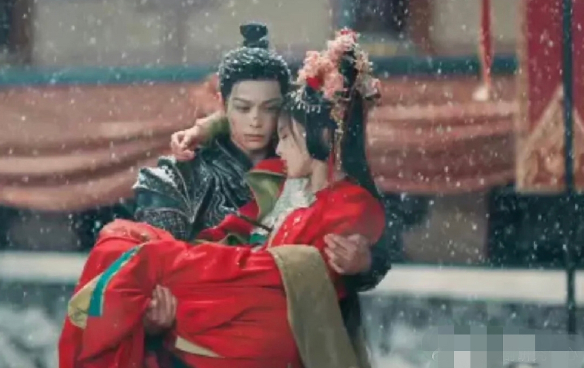 白敬亭公主抱看起来很有氛围感,画面中能够感觉到一股心伤.