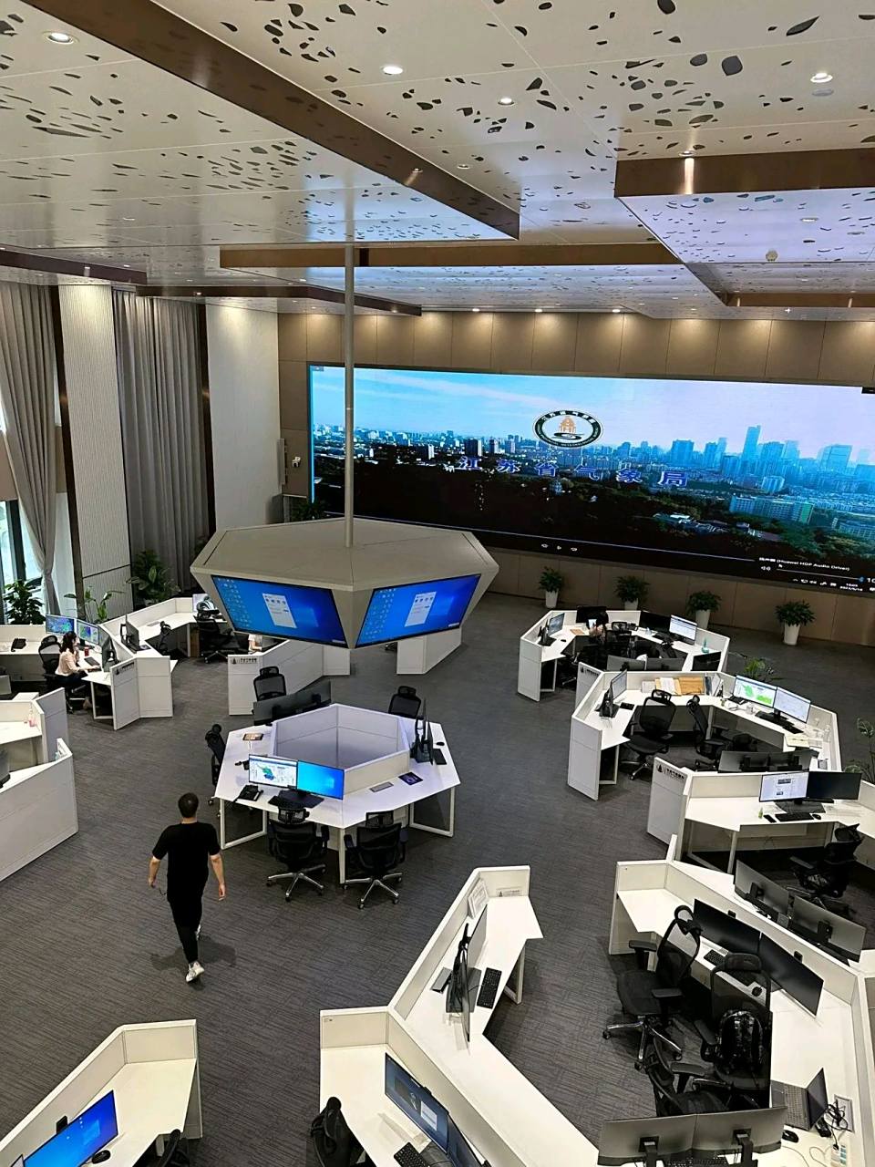 许多人都感叹,原来现实中的气象局和电影中的场景如此相似,真的很酷!