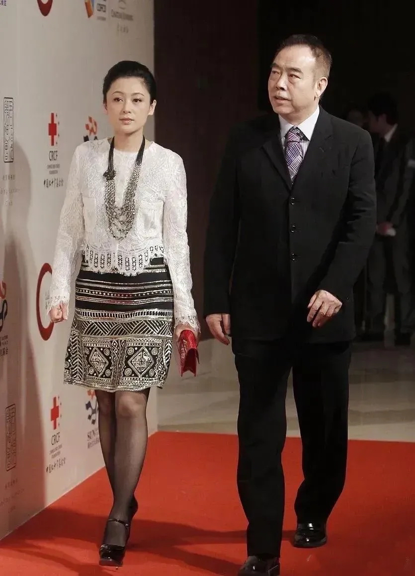 陈红和丈夫陈凯歌一起参加活动走红毯时的同框照