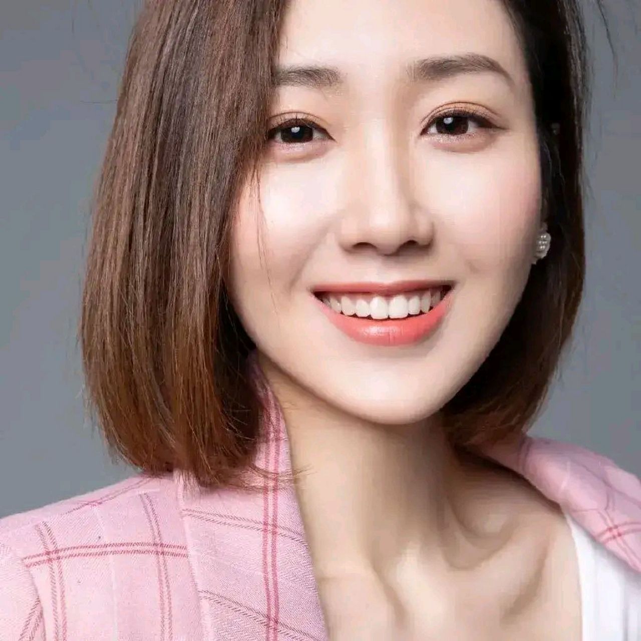 王嘉宁,出生于1994年6月18日,毕业于沈阳师范大学,中央广播电视总台