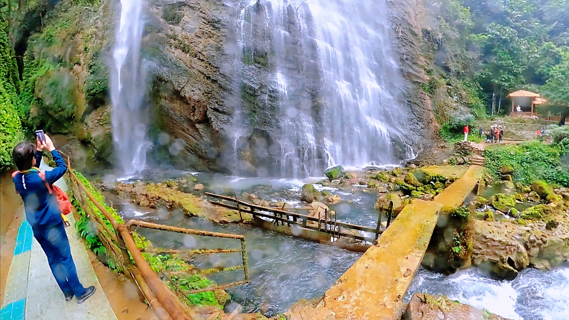 靖西市古龙山大峡谷景区,是一个集瀑布,溶洞,暗河的神奇大峡谷