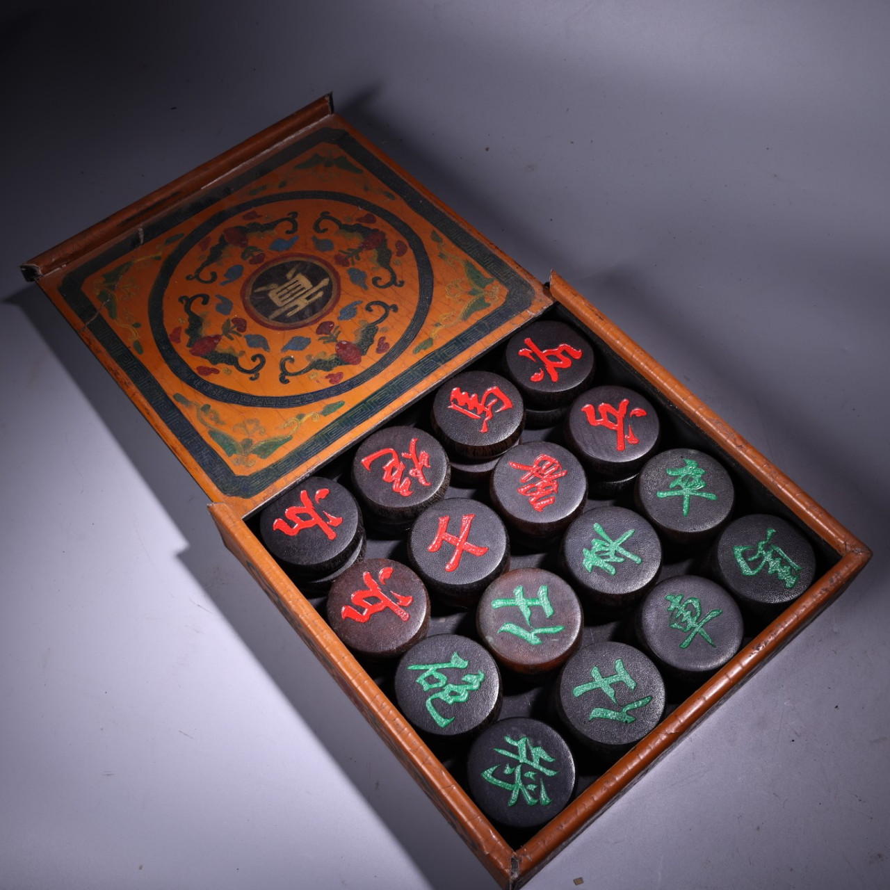 珍品旧藏收老罕见犀牛角雕刻象棋一套 保存完好   雕工精湛  配老漆器