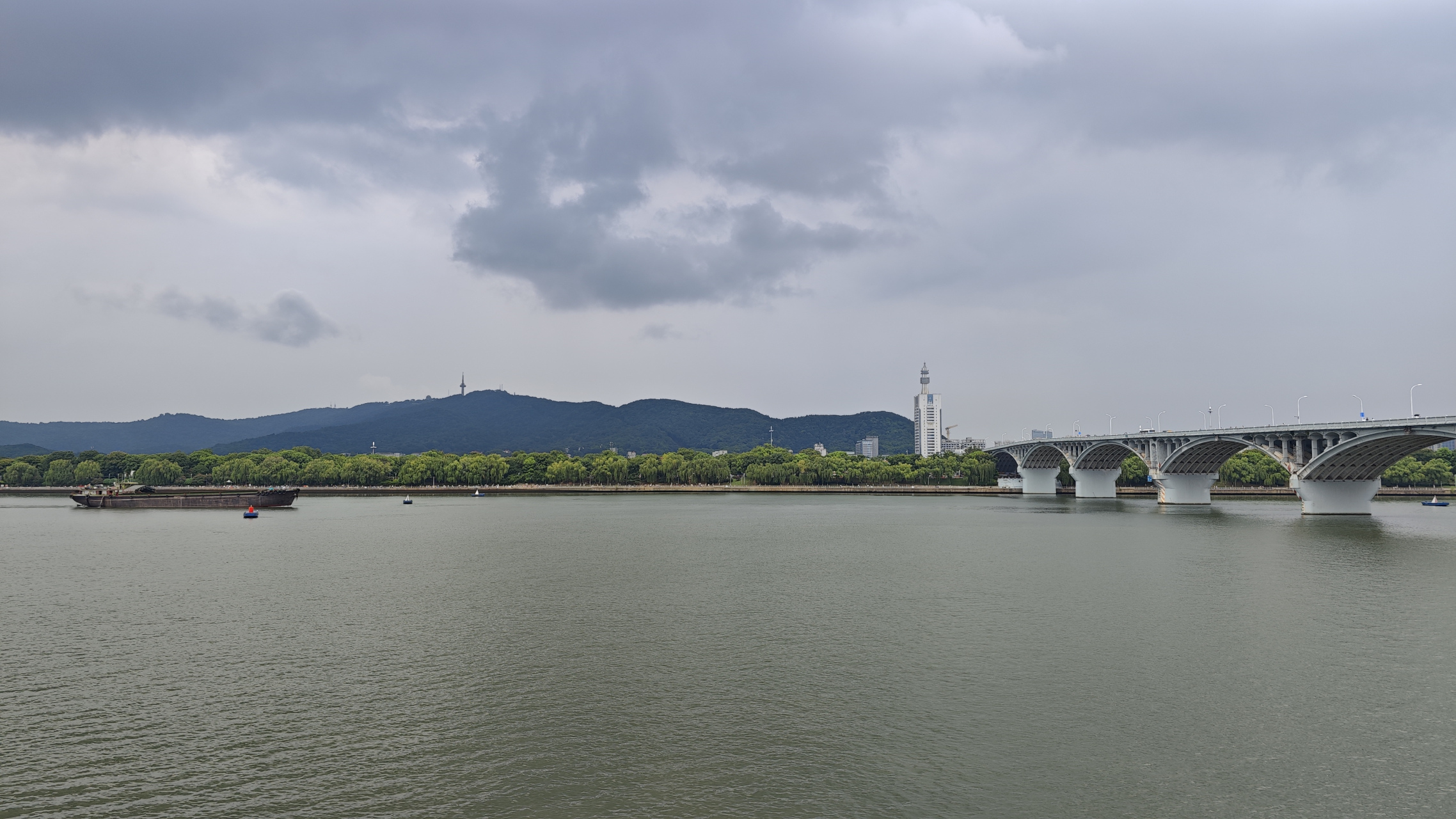 独立寒秋,湘江北去,橘子洲头.