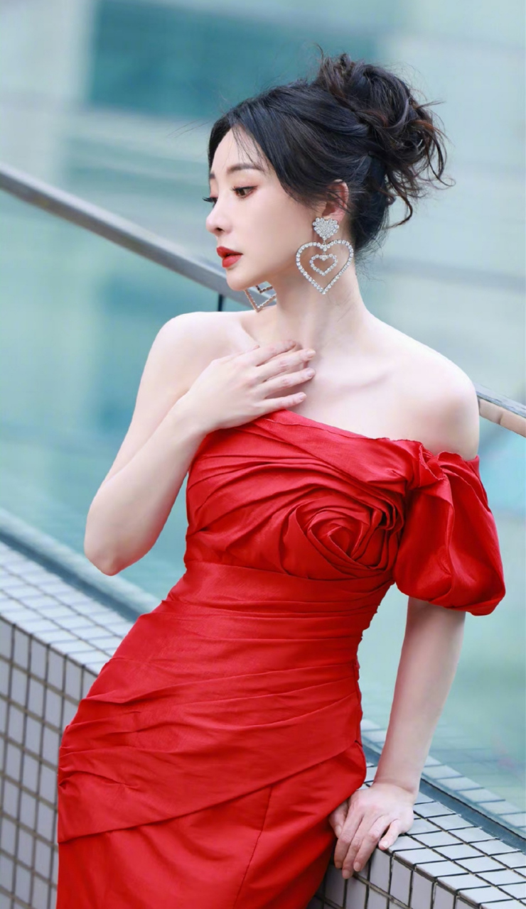 性感妩媚的人间理想#柳岩# 一袭玫瑰红抹胸礼裙,肤白貌美的容颜,窈窕