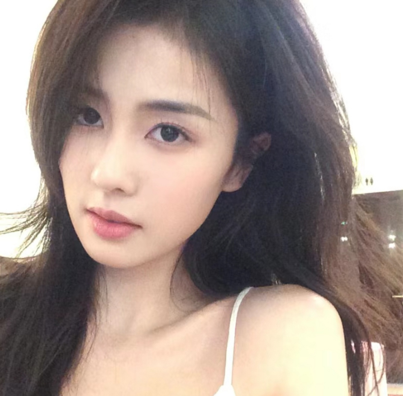 白鹿分享居家自拍照慵懒感十足,她在镜头前那种眼神是