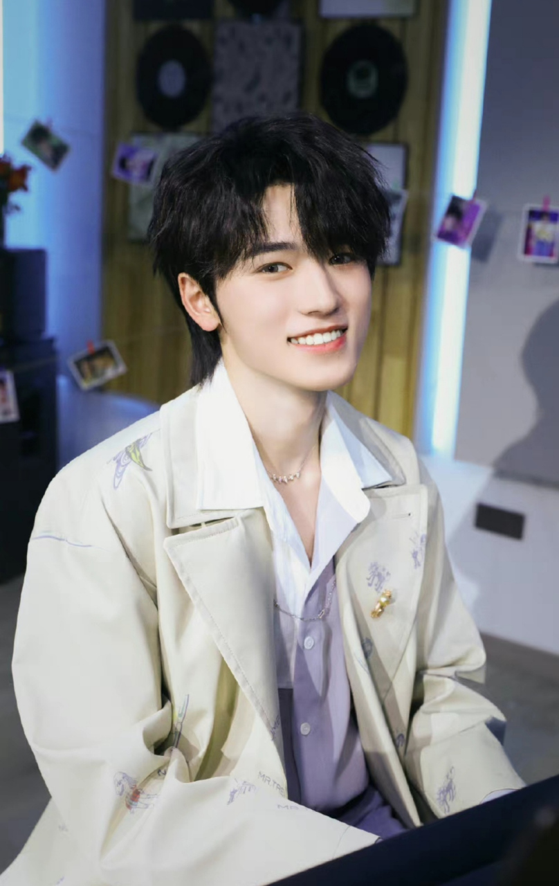 宋亚轩弹钢琴,手指修长笑容明朗,干干净净的风衣少年特别阳光,有种很