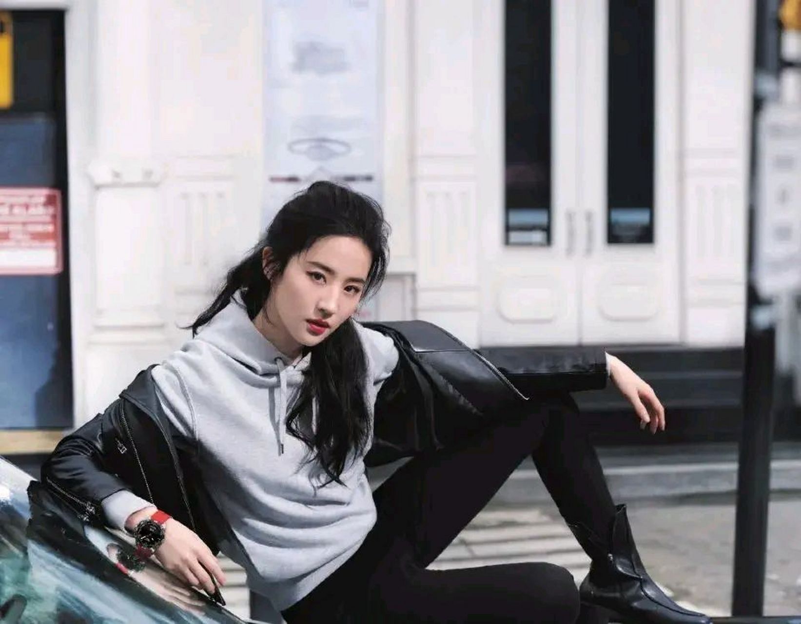 刘亦菲皮衣卫衣造型拍摄天梭手表大片