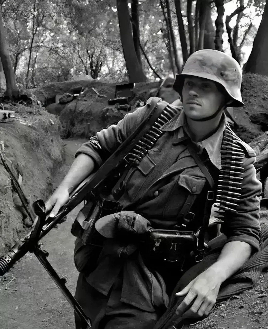 二战中德军国防军机枪手之一,戴德军经典m35钢盔,穿m36野战服,脖子上