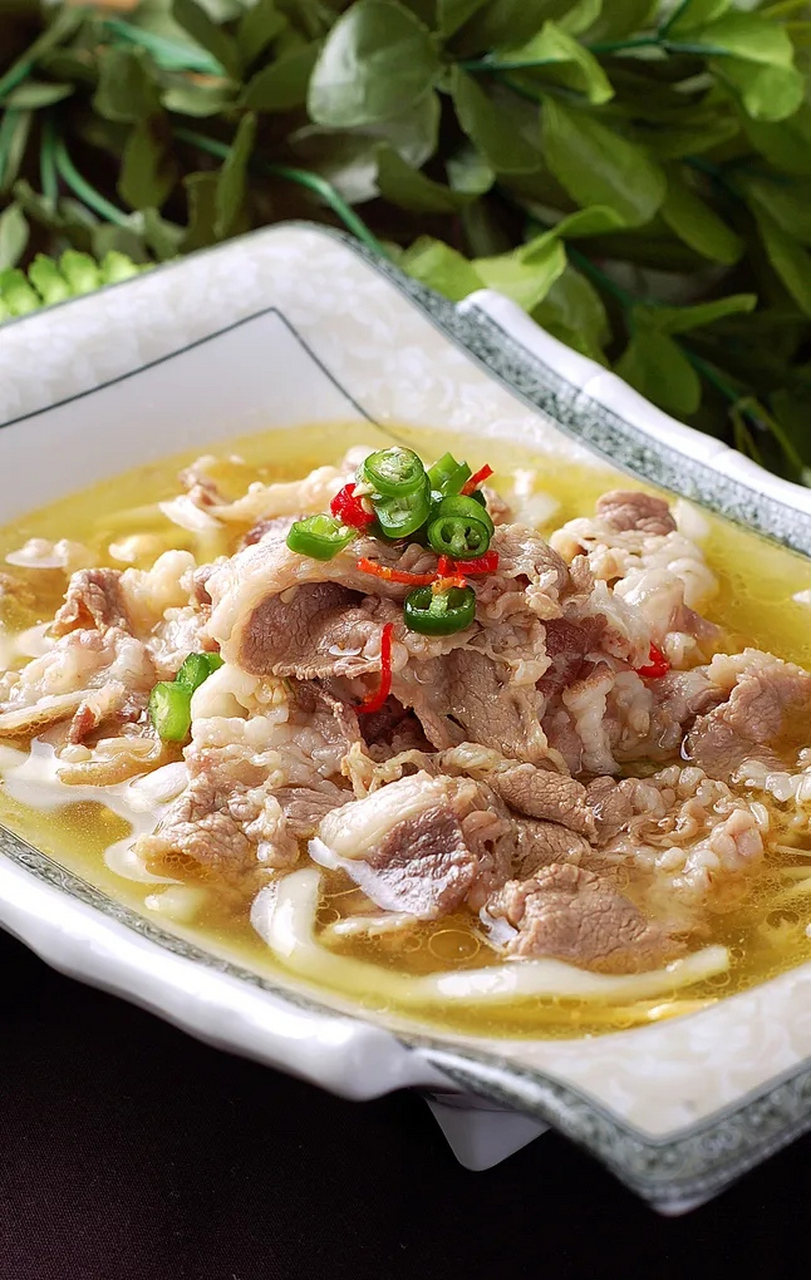 酸汤肥牛:一道诱人的火锅美食  酸汤肥牛作为火锅界中的经典菜品,以其