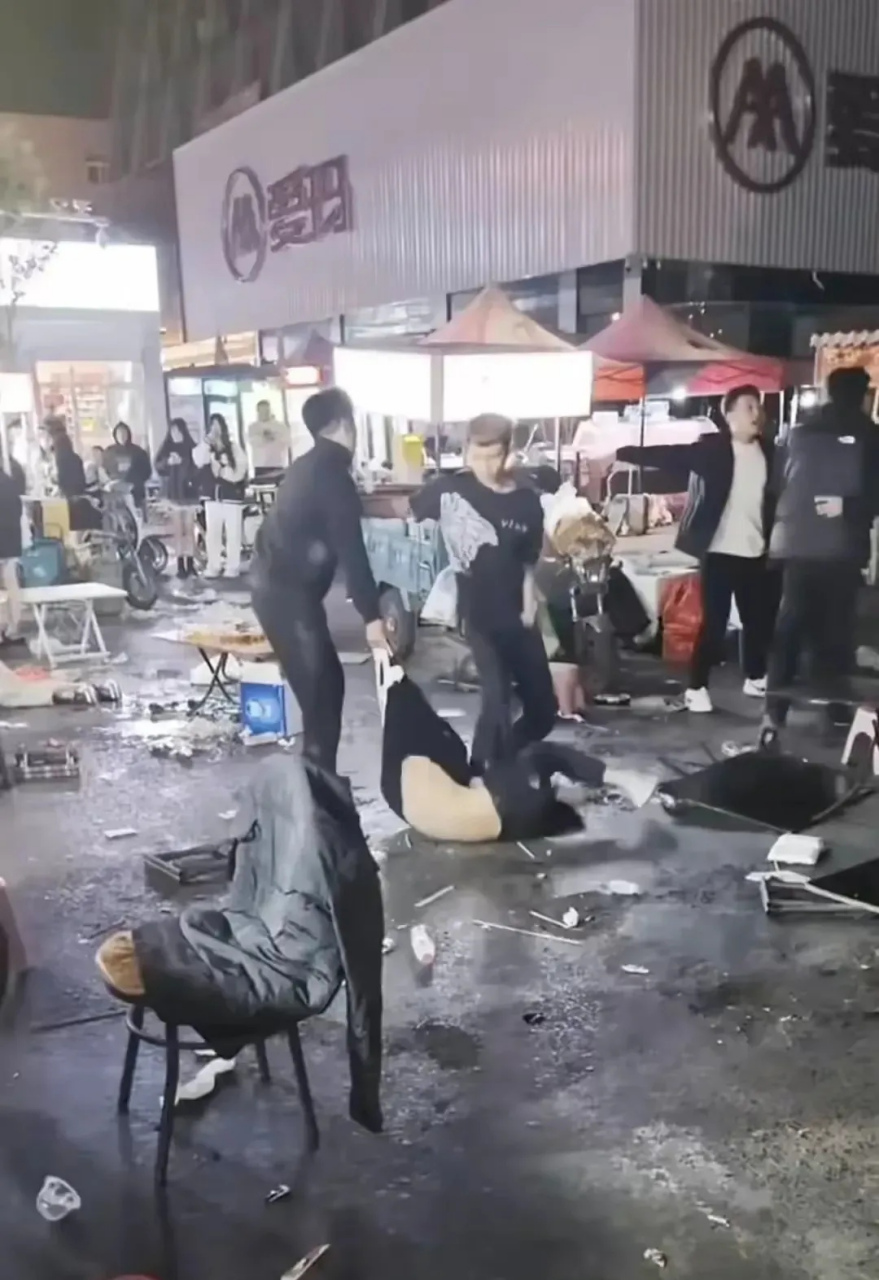 21号晚,河北邯郸某夜市发生群殴暴力事件