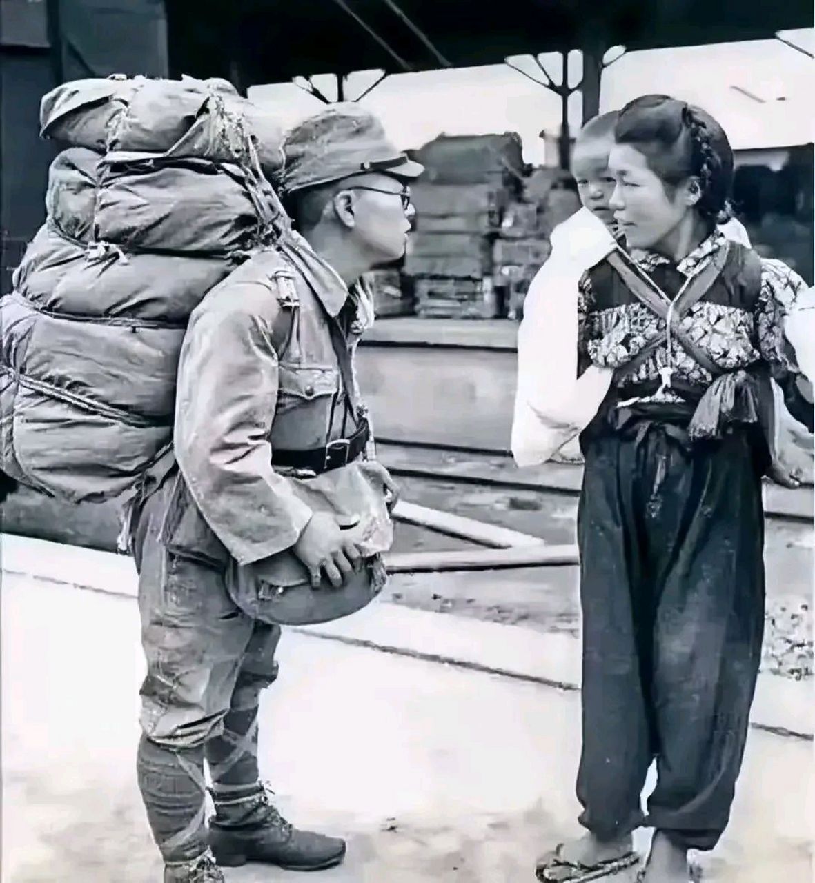 【老照片·小日本的故事】 1937年一名日本士兵与家人告别,准备投身