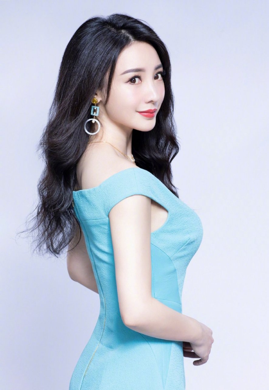 柳岩的身材在圈内可以算是很出众的,当她穿上吊带裙的时候,就显得非常