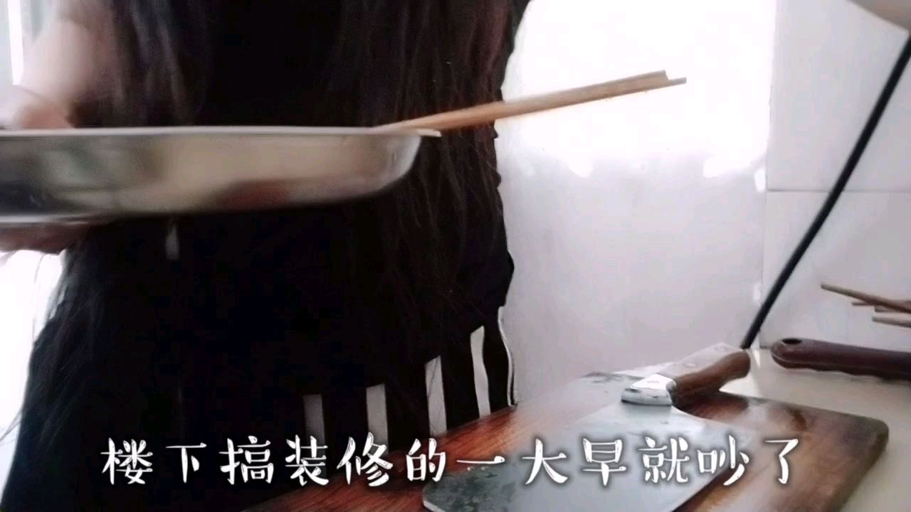 打工妹不上班没饭吃,用电饭煲煮点稀饭吃,看下有没有煮法相同的