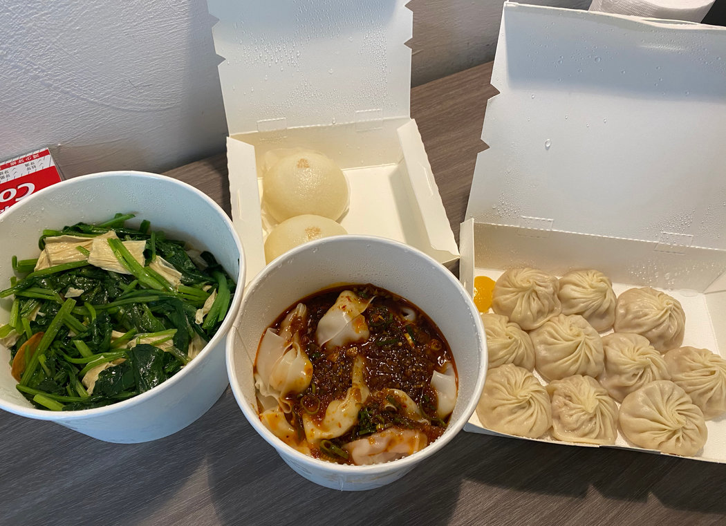 我第四次(希望也是最后一次)在台北隔离期间,我靠从鼎泰丰订外卖寻求即时的安慰。