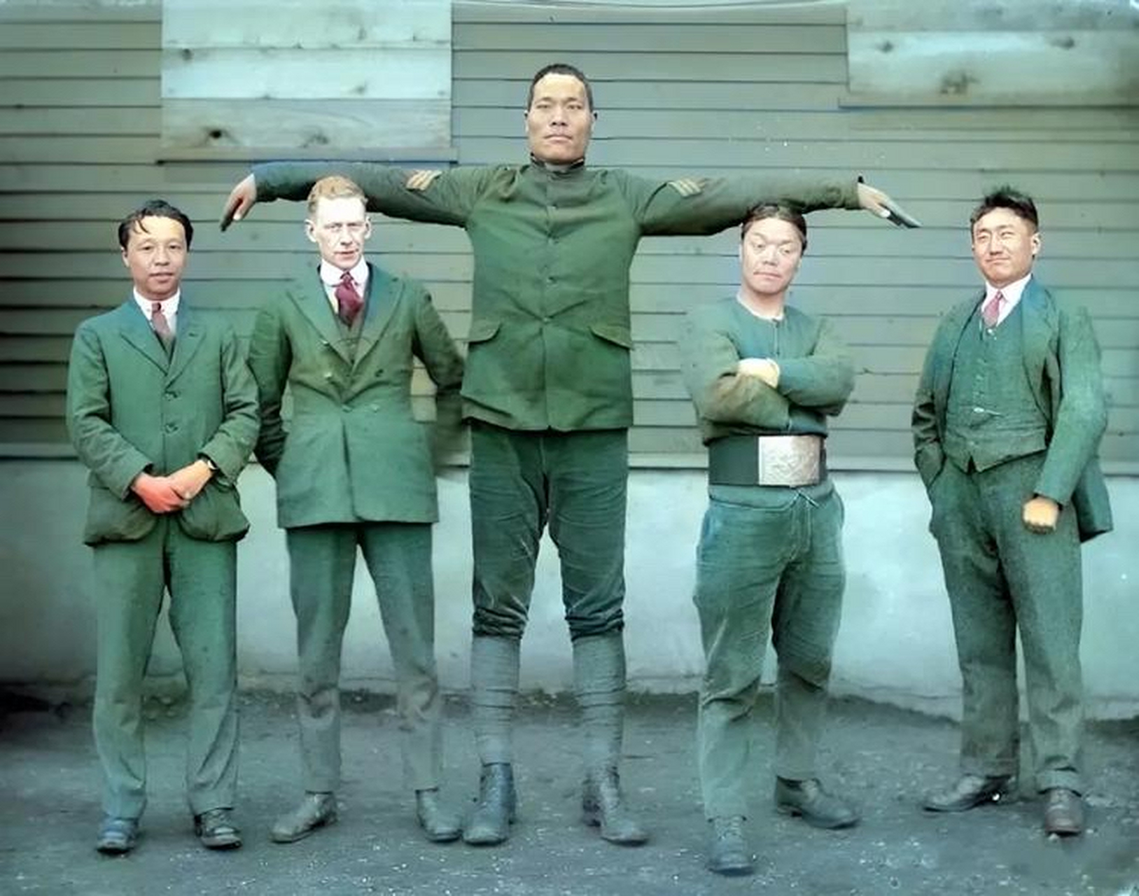 100多年前的山东大汉人高马大,跟欧洲人站在一起也是妥妥的小巨人