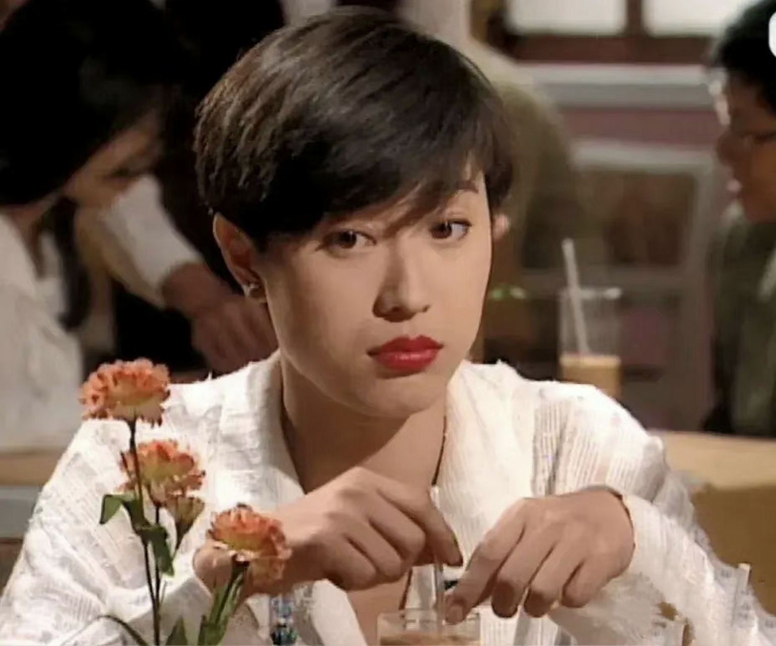 放眼内娱现在的小花,谁能挑战陈法蓉的发型,实在太考验脸型和五官了!